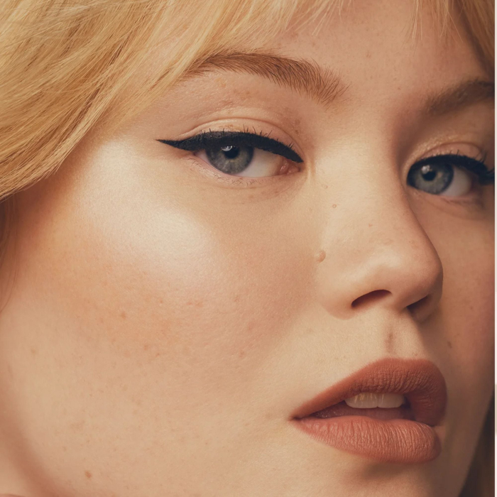 Хайлайтер для обличчя RARE BEAUTY Silky Touch Highlighter 2.8g у відтінку: Enlighten
