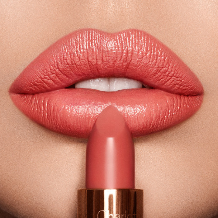 Помада Charlotte Tilbury Matte Revolution Lipstick у відтінку CORAL KISS