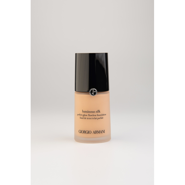 Тональний засіб GIORGIO ARMANI Luminous Silk Oil-Free Foundation у відтінку 4.25 Тональний засіб GIORGIO ARMANI Luminous Silk Oil-Free Foundation у відтінку 4.25