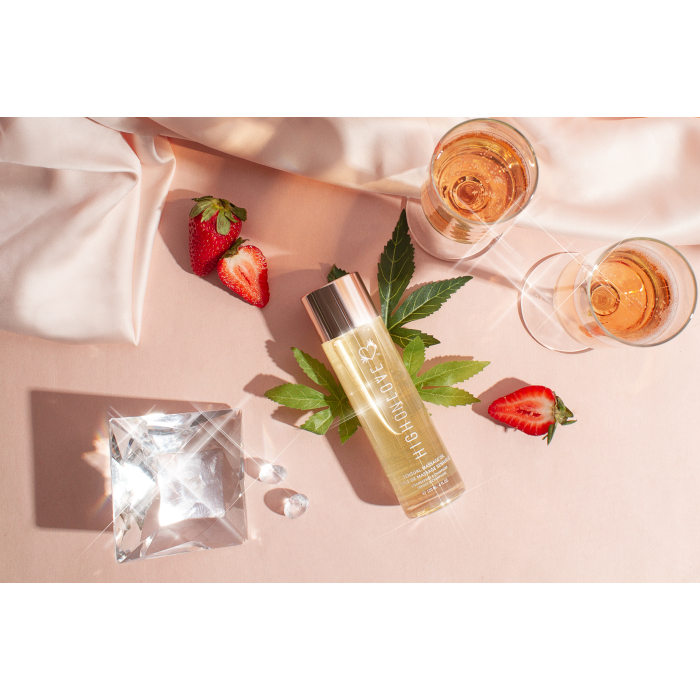 Масажна олія з ароматом полуниці та шампанського Sensual Massage Oil Strawberries&Champagne, 120 мл HighOnLove (Канада)